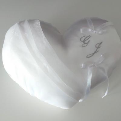 Coussin mariage coeur blanc personnalise 1