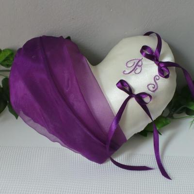Coussin mariage coeur violet prune ivoire ou blanc personnalise