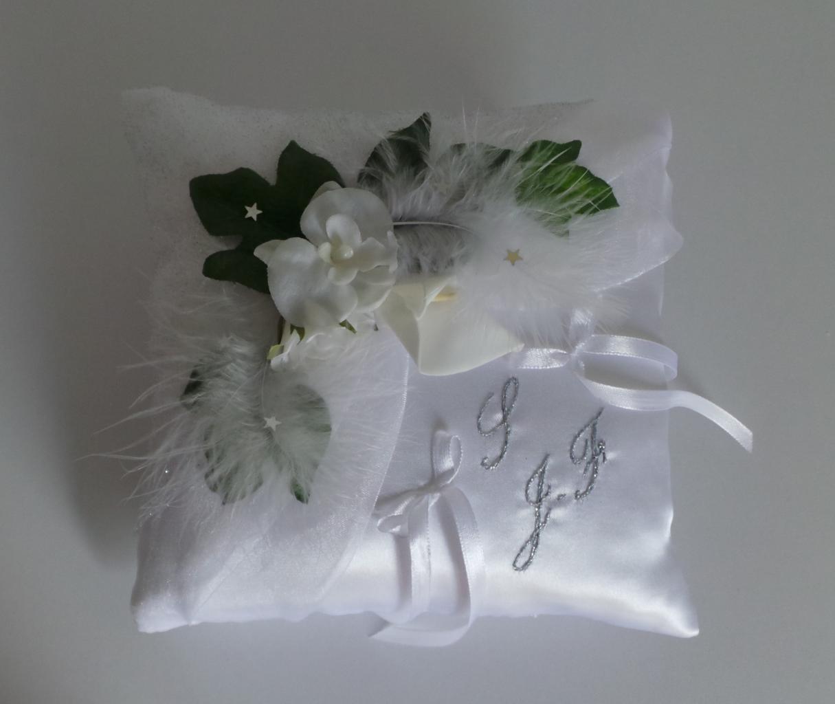 coussin alliance mariage blanc plume