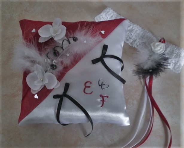Coussin mariage Cendrillon rouge blanc noir (petit soulier)
