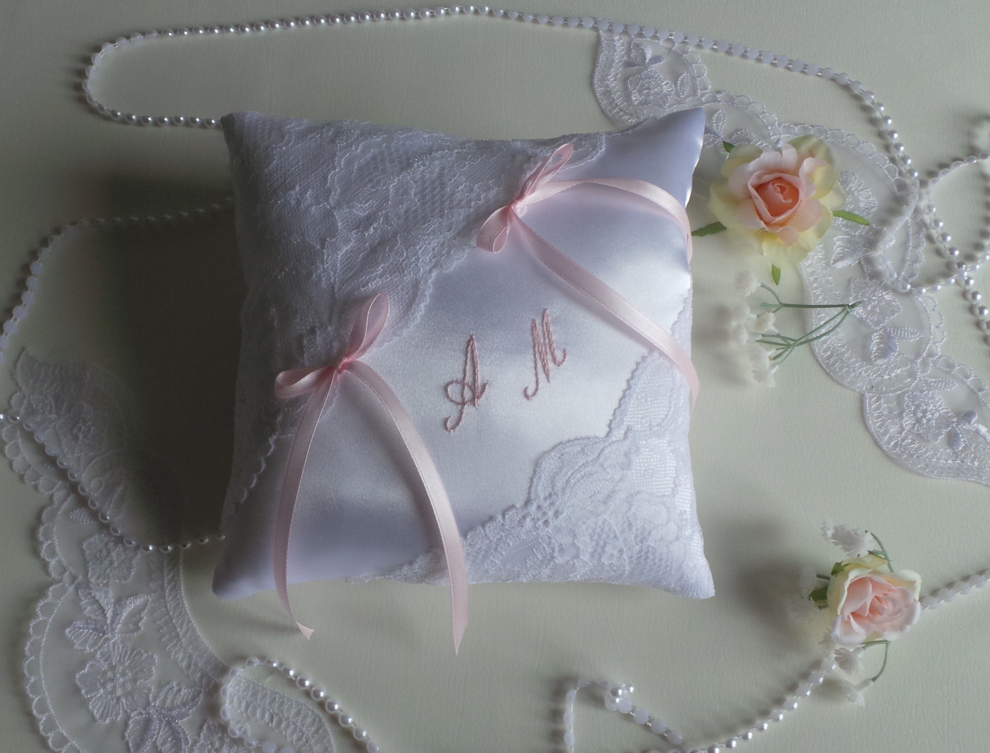 coussin mariage chic dentelle blanc