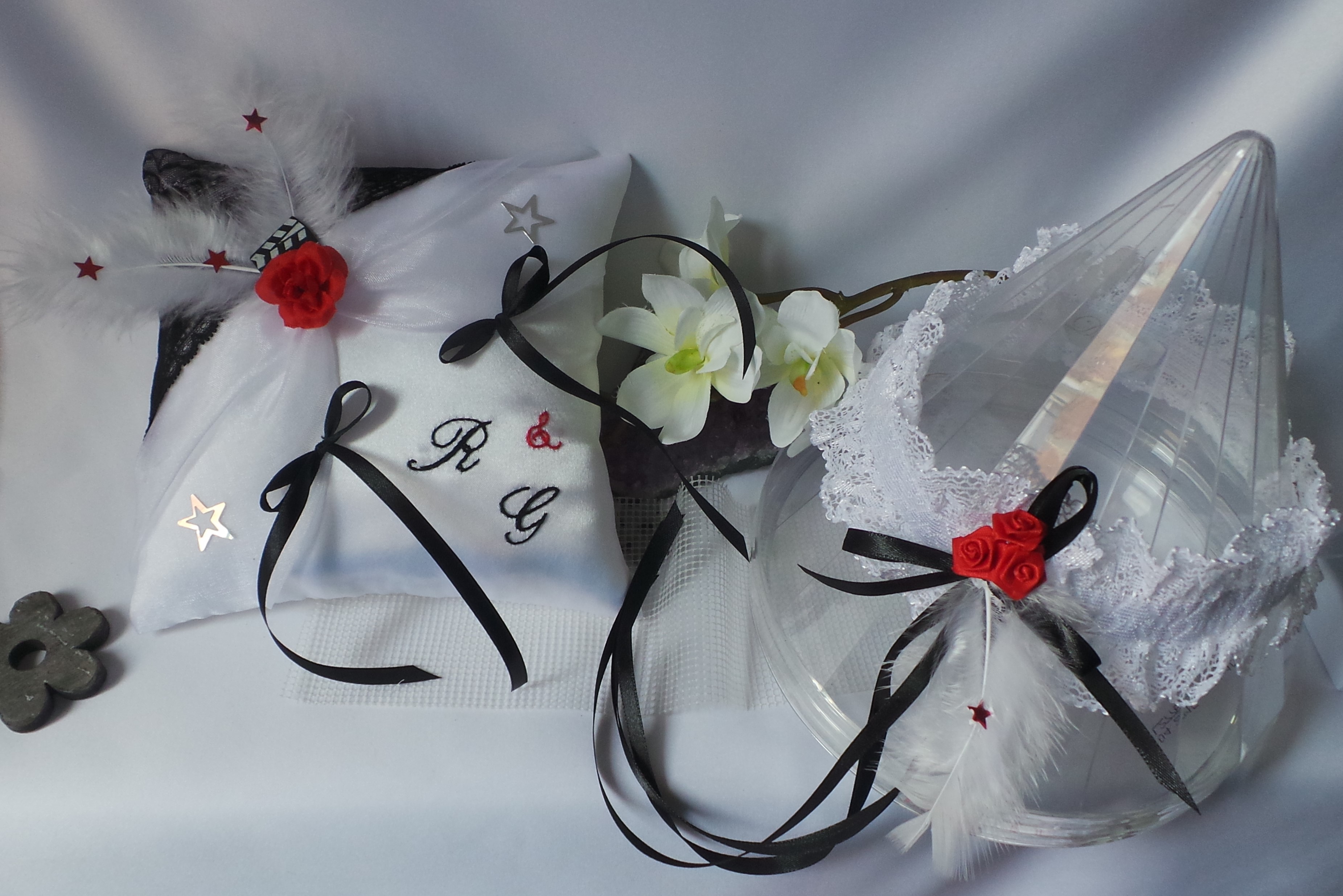 decoration mariage blanc noir rouge thème musique coussin porte alliance jarretière