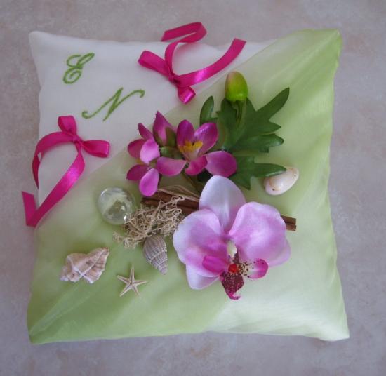 Coussin mariage exotique anis clair fushia orchidées coquillages