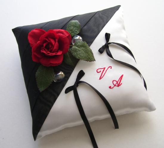 Coussin mariage noir/blanc rose rouge