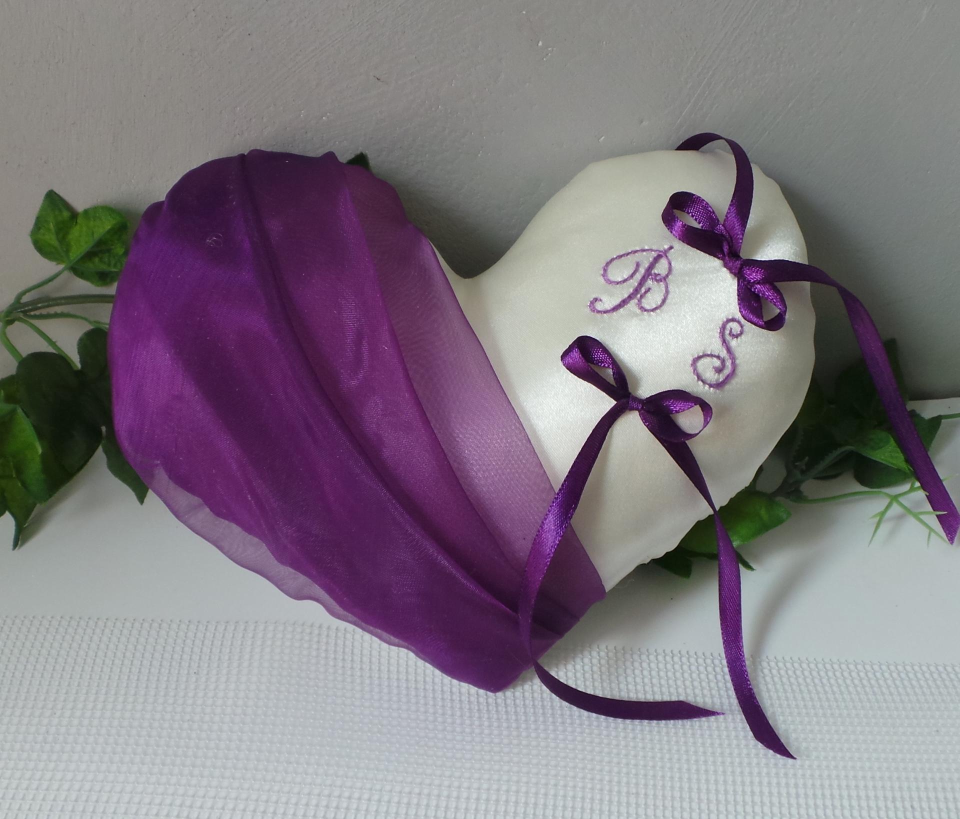 Coussin mariage coeur violet prune ivoire ou blanc