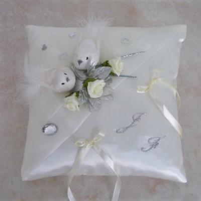 Coussin mariage colombe ivoire argent personnalise