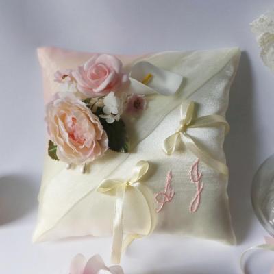 Coussin mariage rose pale poudre